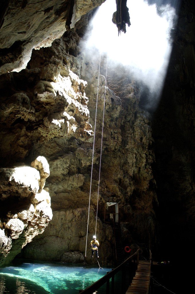 Abismo Anhumas, o rappel para chegar a esta magnífica paisagem. Crédito de imagem Marcelo Krause