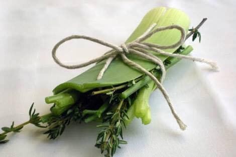 Bouquet você sabe o que é, porque já viu várias noivas carregando um deles na mão. É um apanhado de plantas, que pode ser bonito, cheiroso e/ou gostoso. Uma fita, barbante, corda ou o que couber ao uso do buquê amarra tudo junto, da maneira que for melhor. Os buquês de noivas precisam ser bonitos, os que usamos dentro da panela têm que ser bem amarrados e harmônicos.