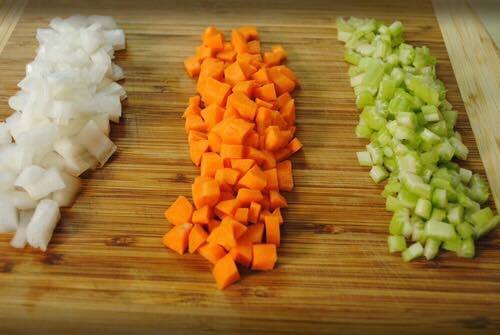 ”Mirepoix au maigre”, apenas de vegetais: cebola, cenoura e aipo.