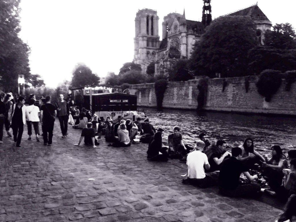 Apéro no Sena, Paris. Crédito de imagem Caroline Prufer
