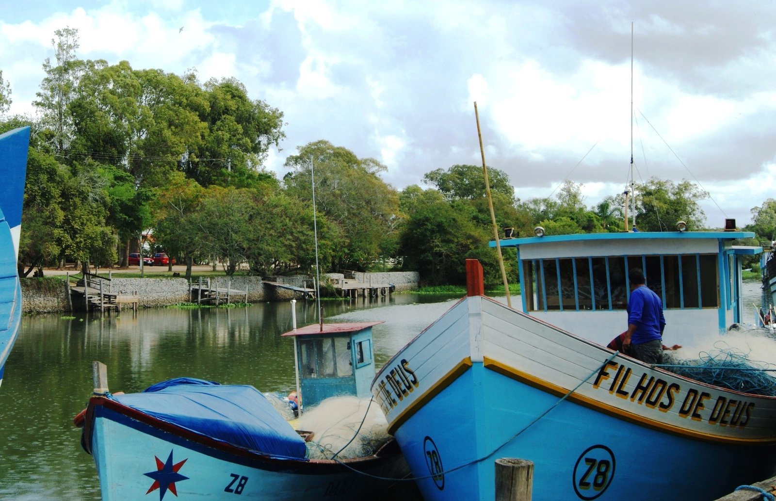 Barcos de pesca no canal. Crédito de imagem Surian Dupont