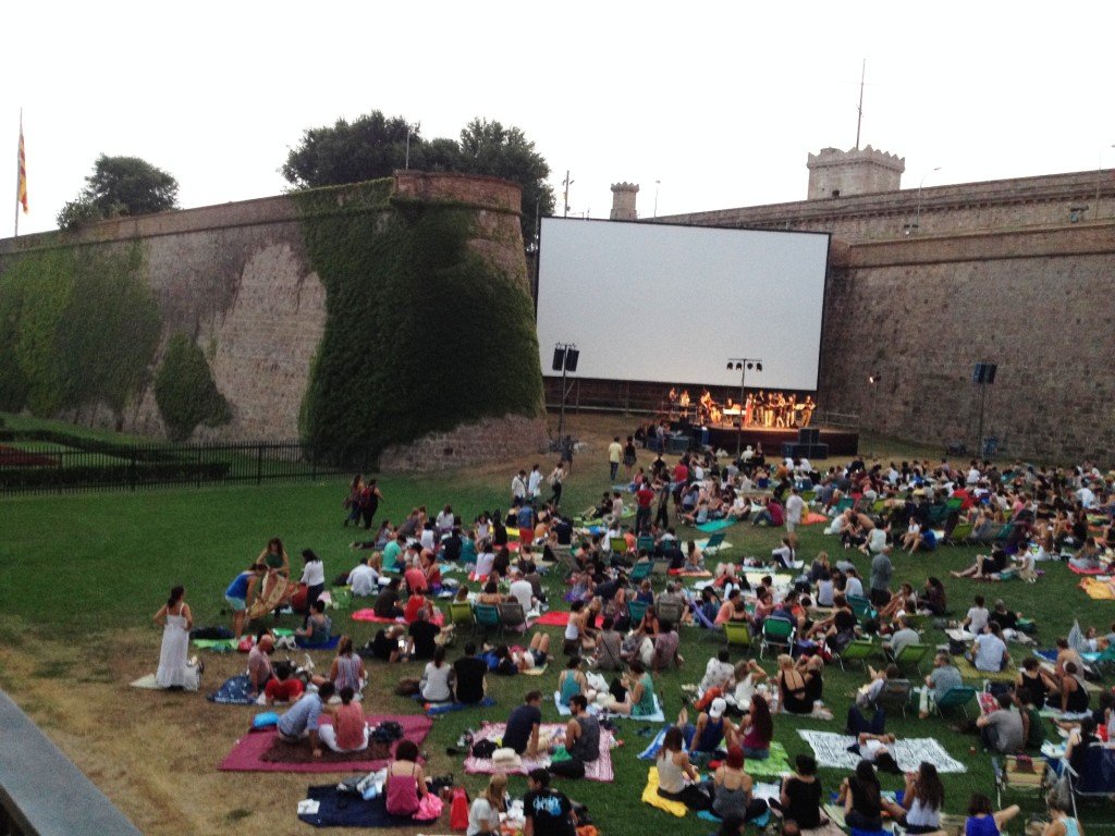 Cinema ao ar livre - castelo de Mont Juic. Cenário incrível. Foto Surian Dupont