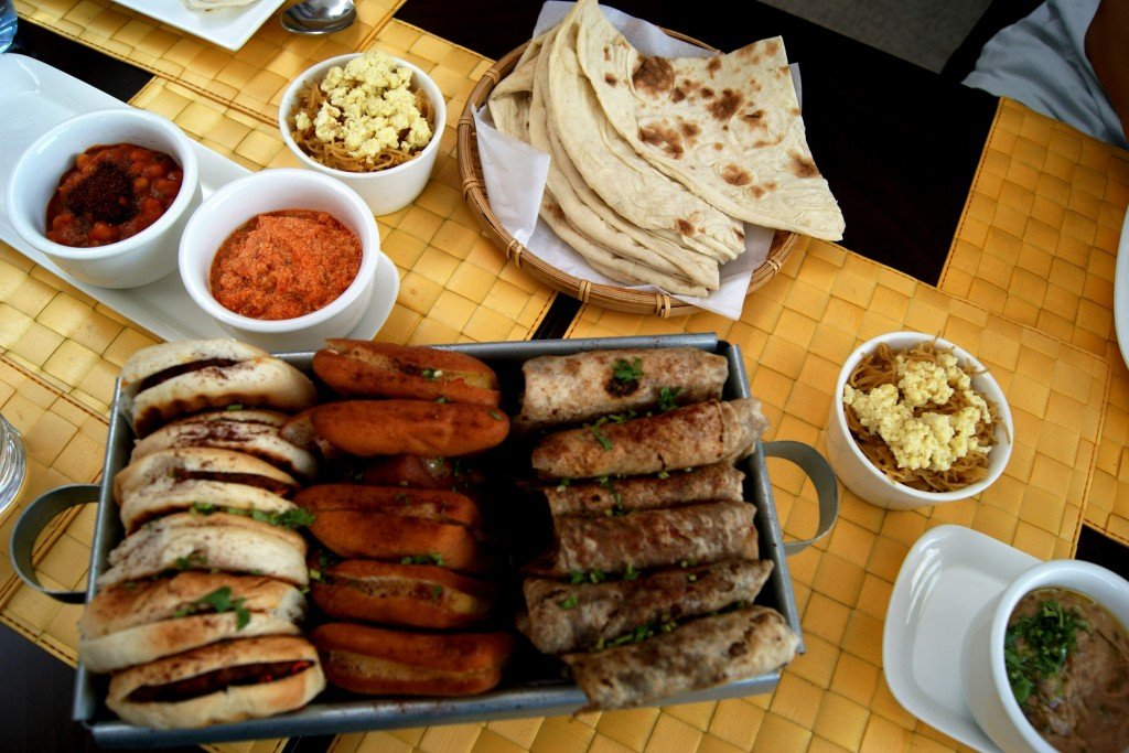 Buffet de café da manhã, que é servido na mesa. Delicioso. Crédito de imagem: Surian Dupont