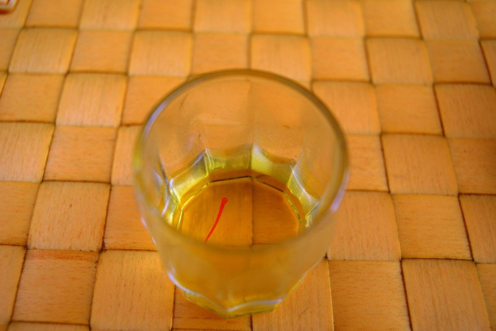 Água de rosas com açafrão. Crédito de imagem: Surian Dupont