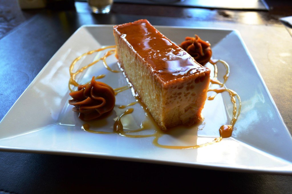 Pudim, calda, acompanhado por dulce de leche- Credito imagem Luciano Garcia
