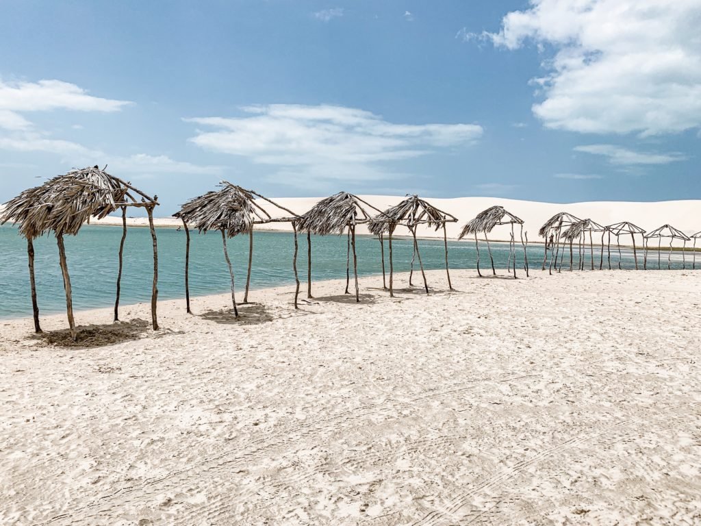 mar e guarda sol na areia