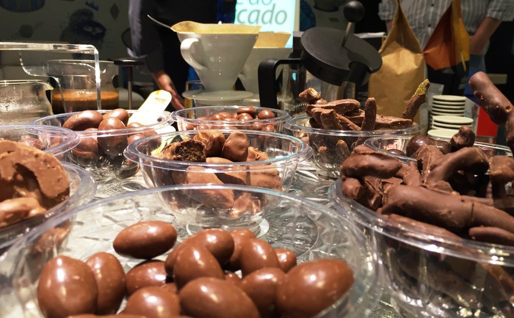 Pra adoçar os cafés servidos, chocolates DNA Empório.