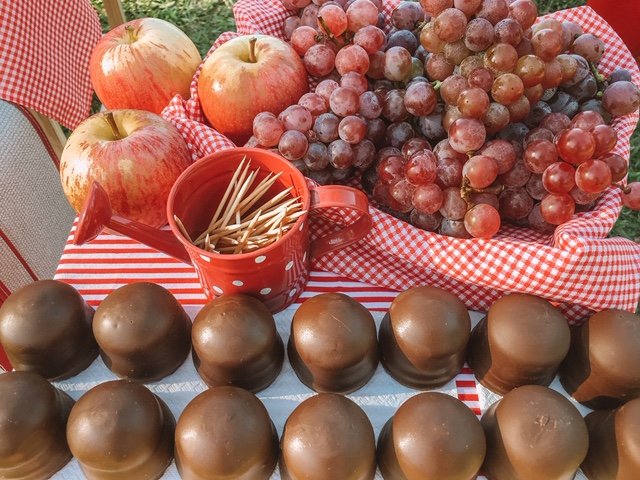 frutas e doces no piquenique