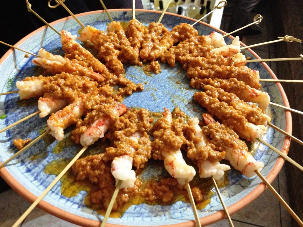 Que tal um espetinho de camarão com molho romesco. Crédito de imagem Surian Dupont
