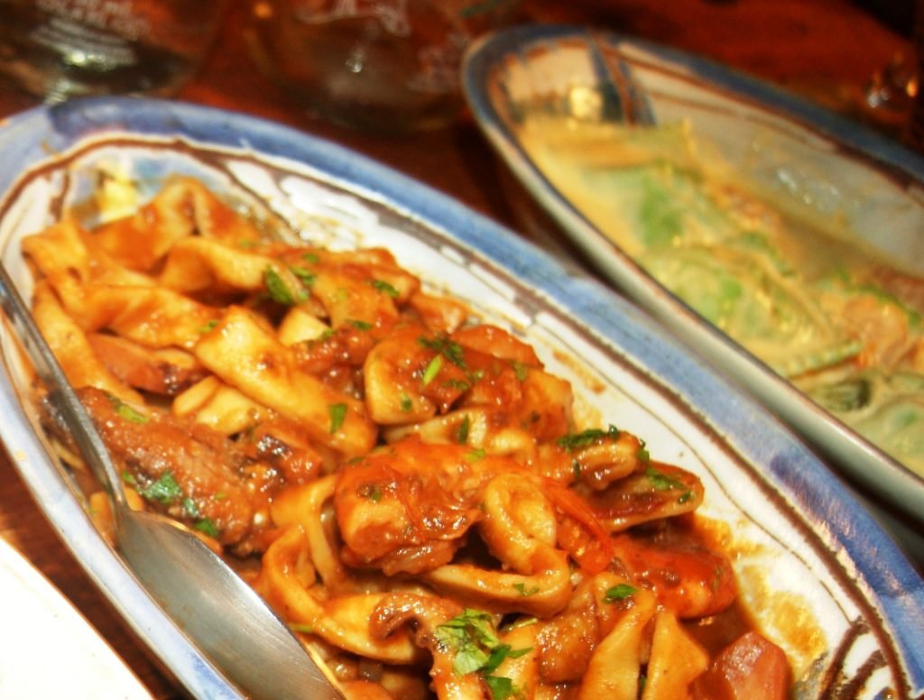 Deliciaaaa... "Ravioles rellenos de algas y ricota y tallarín con salsa de mariscos"