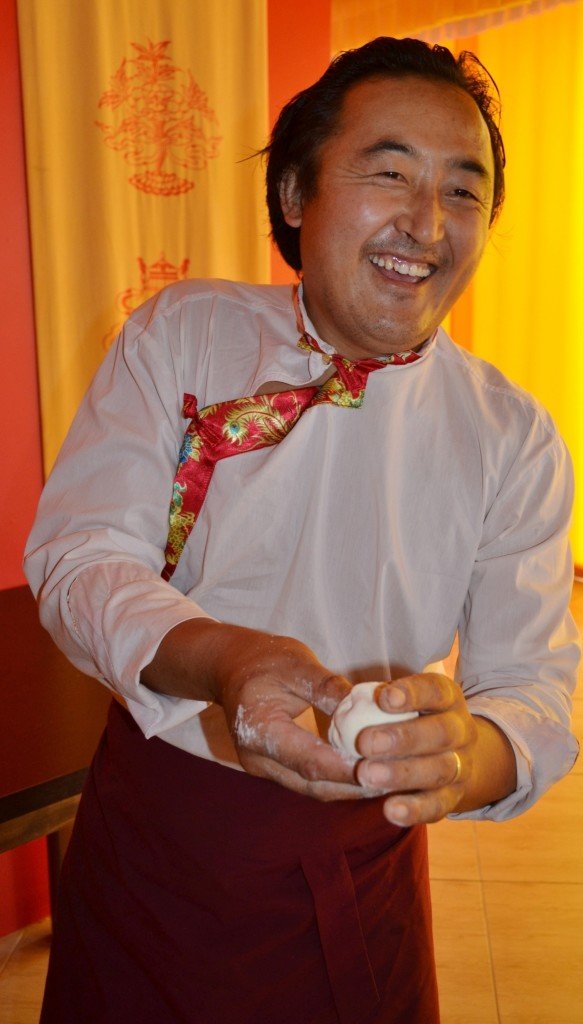 Chef Ogyen Shak, ensinando a receita. Crédito de imagem Luciano Garcia