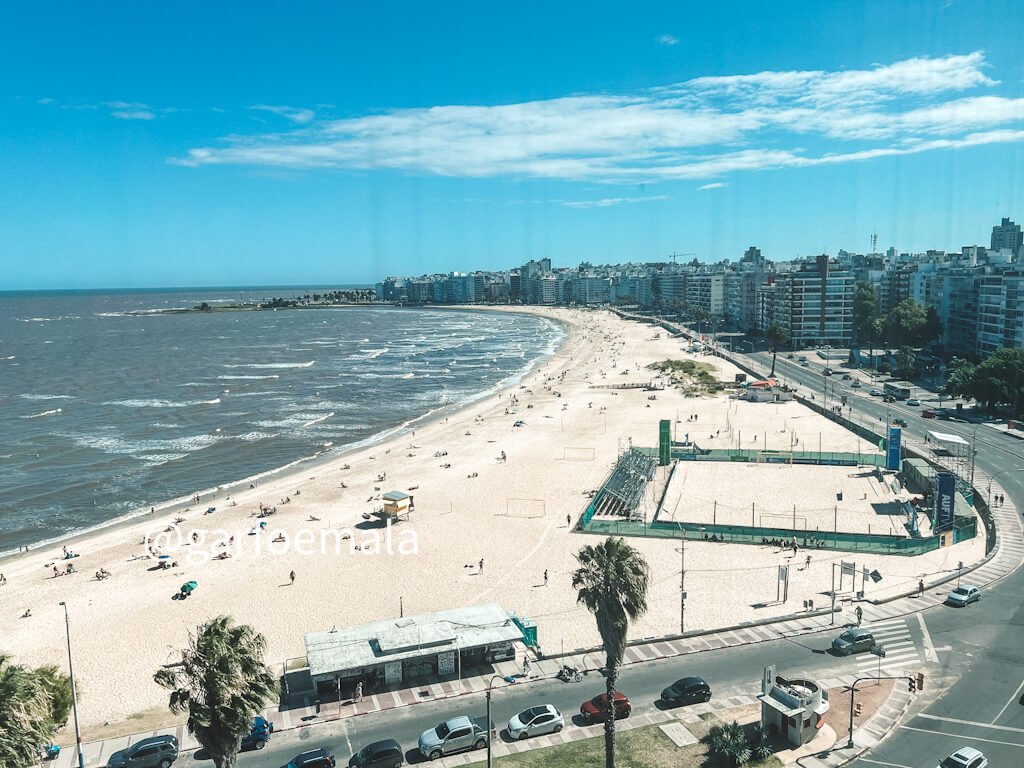 Vista para a praia de pocitos do quarto do hotel