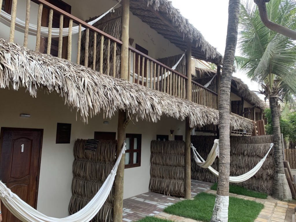 fachada quartos pousada tropical jericoacoara