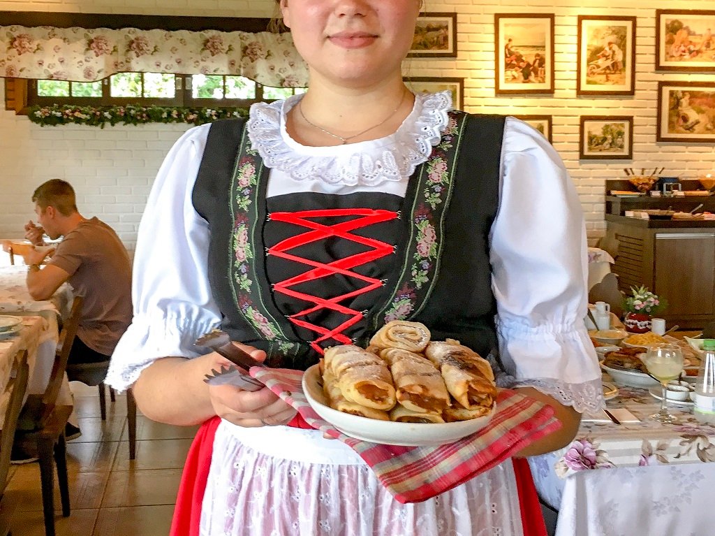 mulher servindo prato de comida