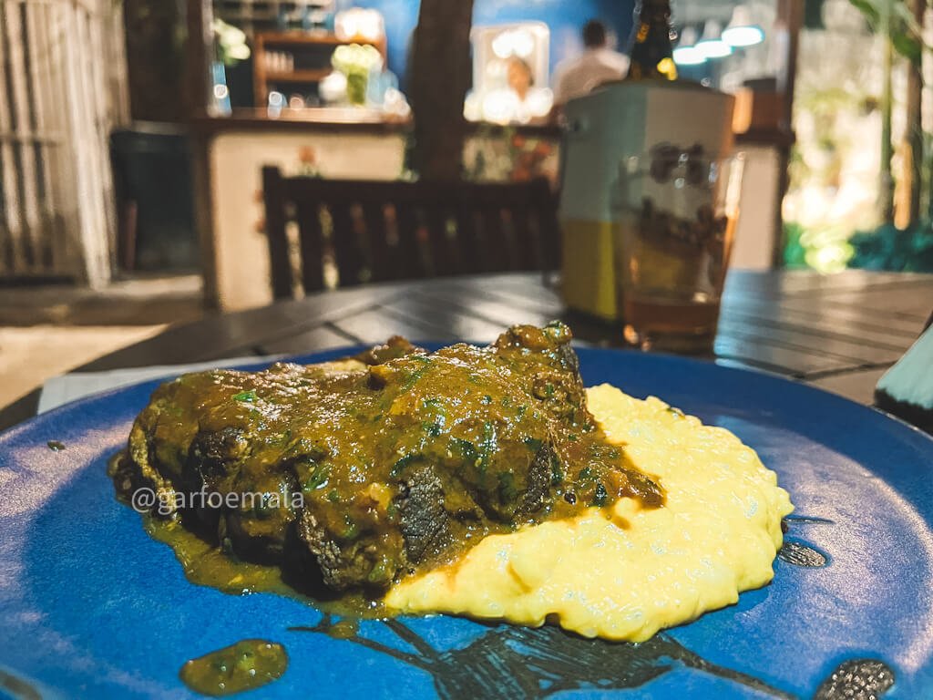 Ossobuco assado em baixa temperatura por 12h com risoto de abóbora